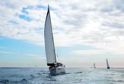 sailing in mumbai at gateway of india